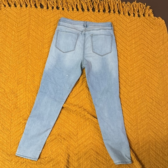Women’s Old Navy Skinny Jeans - Picture 3 of 3